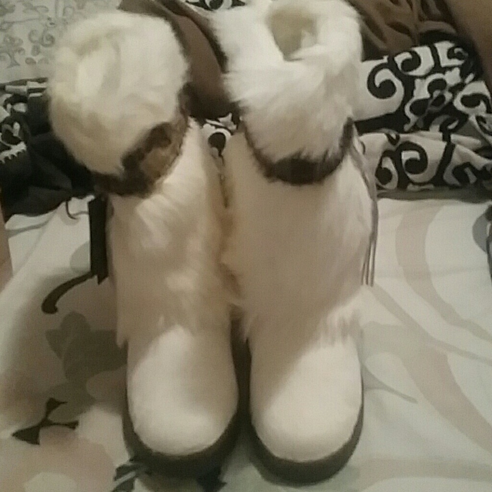 BRAND NEW BEARPAW WHITE FUR BOOTS (price is firm)